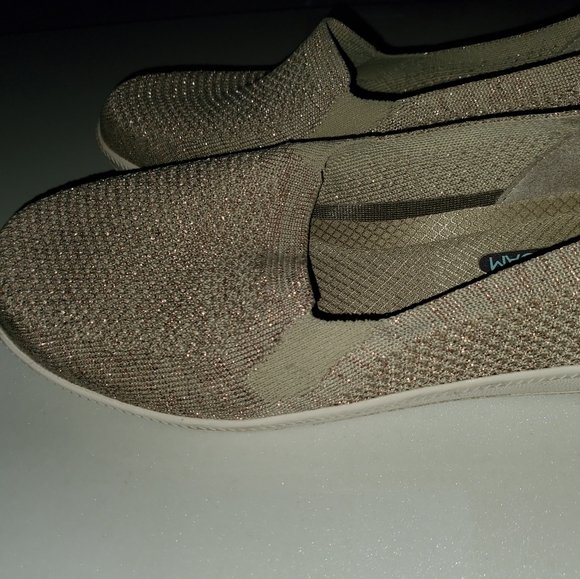 Sketchers Memory Foam air cooled slip on. - Picture 3 of 5